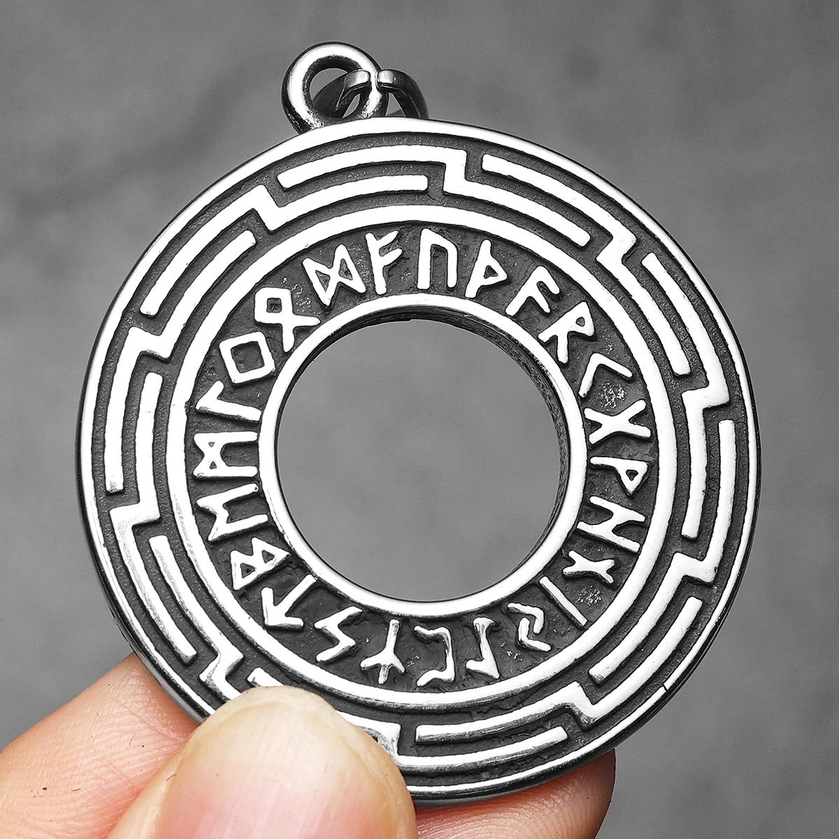 Sculpt Rings™ Viking Rune Maze Pendant – 316L Stainless Steel Round Necklace